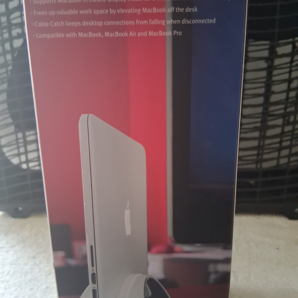 ❄️❄️$25. Apple MacBook in Silver Stand - Picture 3 of 5